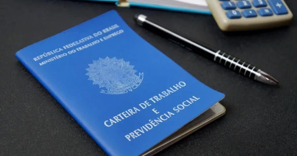 Além do atestado médico: Lei que está em vigor em 2025 garante falta a CLTs sem desconto por 2 atitudes