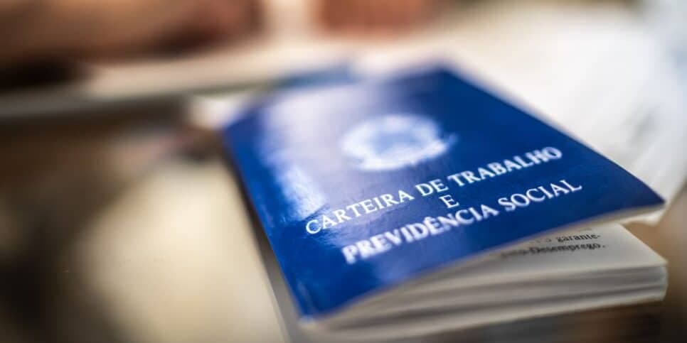 Carteira de trabalho (Foto: Canva)