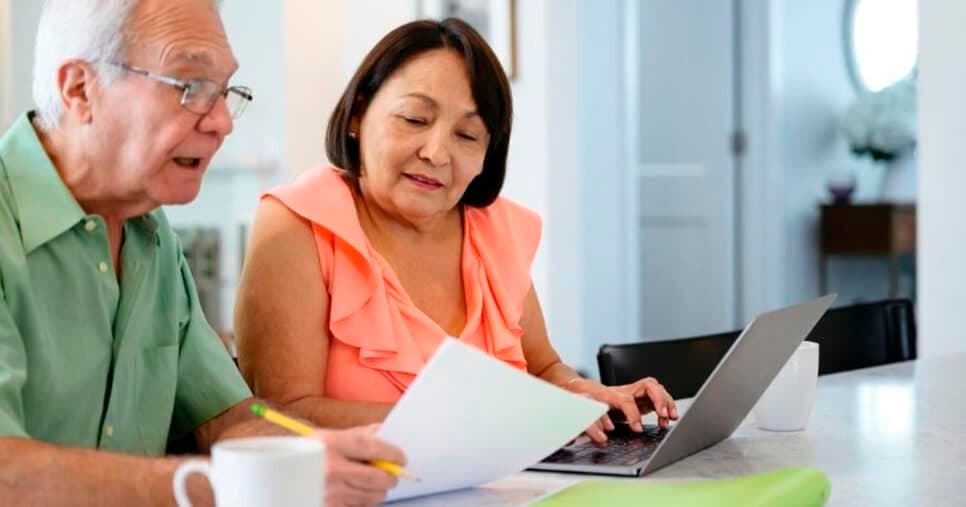 Luz, água e até cartão de crédito: Lei em vigor hoje (02) traz ISENÇÃO de 5 dívidas aos idosos 60+