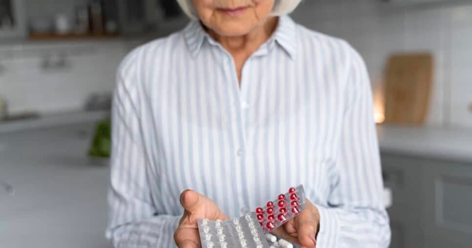 Gratuidade em remédios e +1 vitória no plano de saúde: Pacotão com 2 presentes chegam aos idosos 60+ em 2025