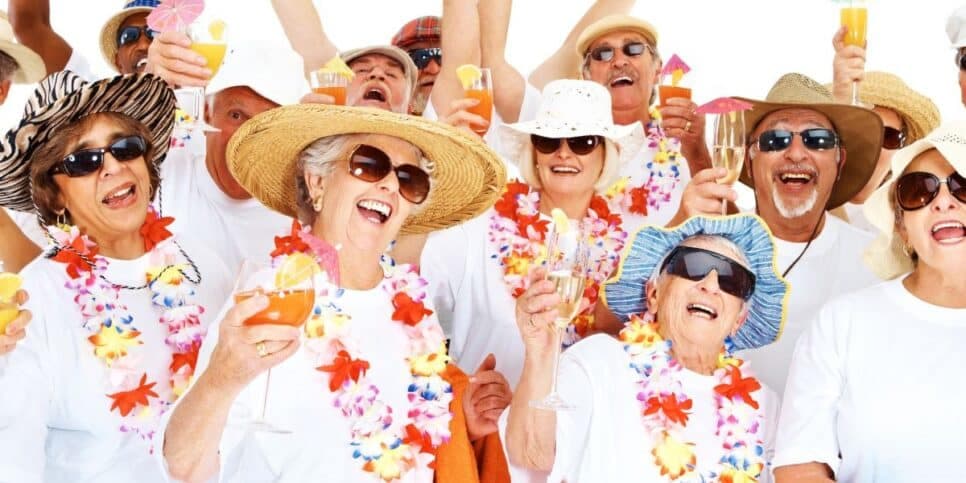 Idosos comemorando (Foto: Canva)
