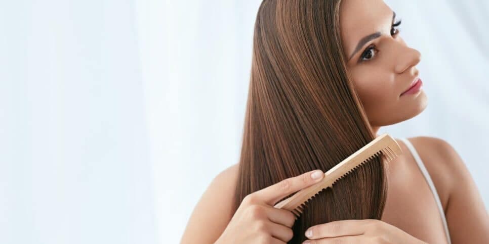 Jovem penteando o cabelo (Foto: Canva)