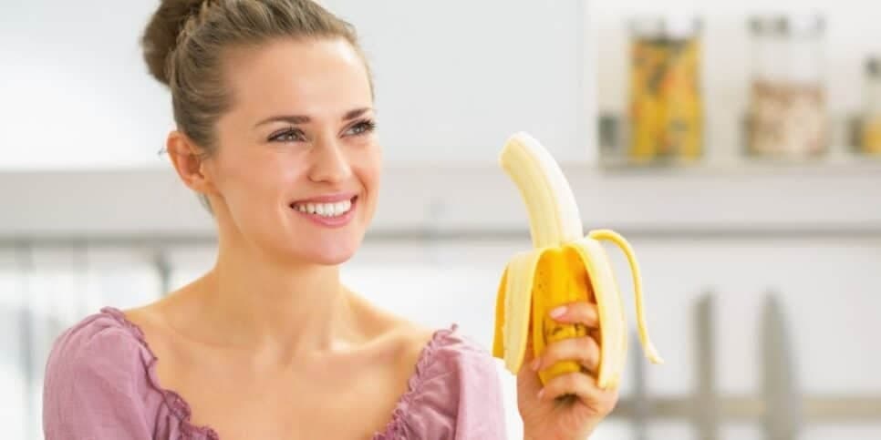 Mulher comendo banana (Foto: Canva) 