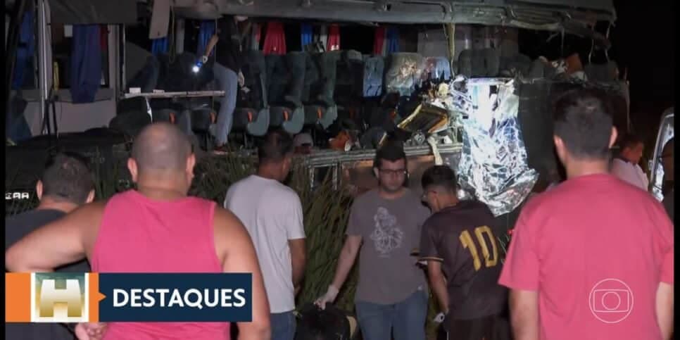 Ônibus de estudantes (Foto: Reprodução / Globo)