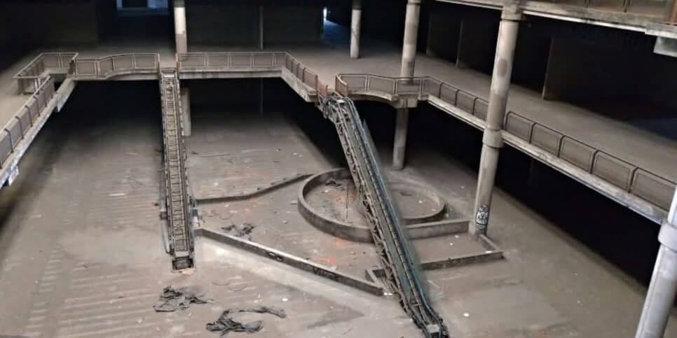 Parte interna do shopping abandonado (Foto: Reprodução/Youtube)