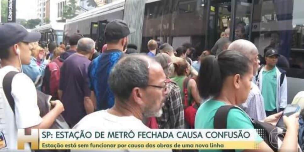 Pessoas em ponto de ônibus (Foto: Reprodução / Globo)