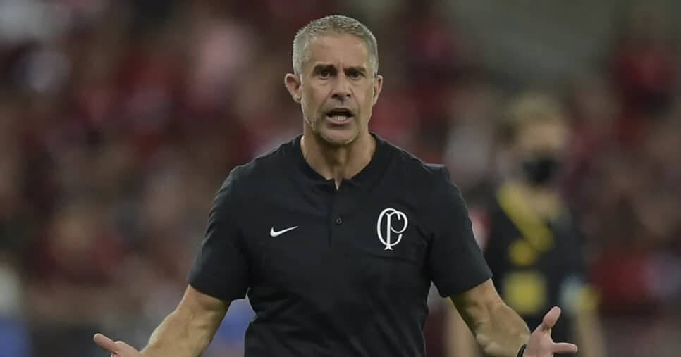 Vingança contra o Corinthians: Sylvinho arma contrato com time gigante do Brasileirão em 2025