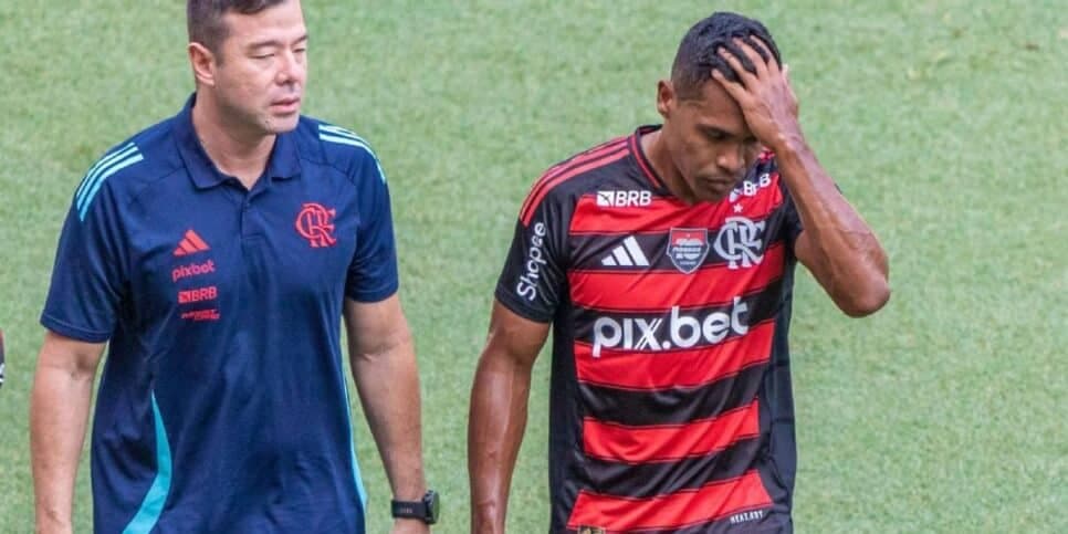 Alex Sandro saindo lesionado contra o Fluminense (Reprodução: Globo)