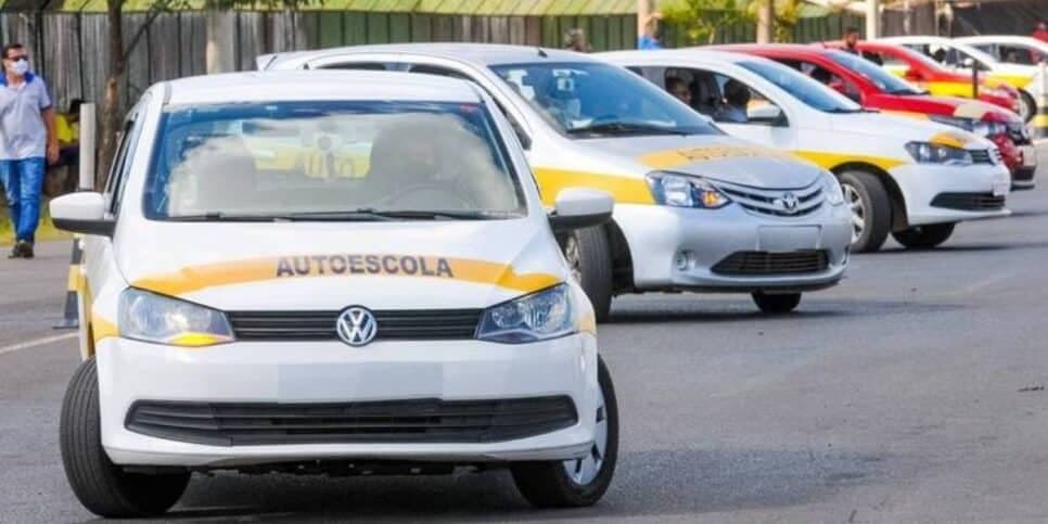 Autoescola ensina os novos motoristas o básico para dirigir (Reprodução: Internet)