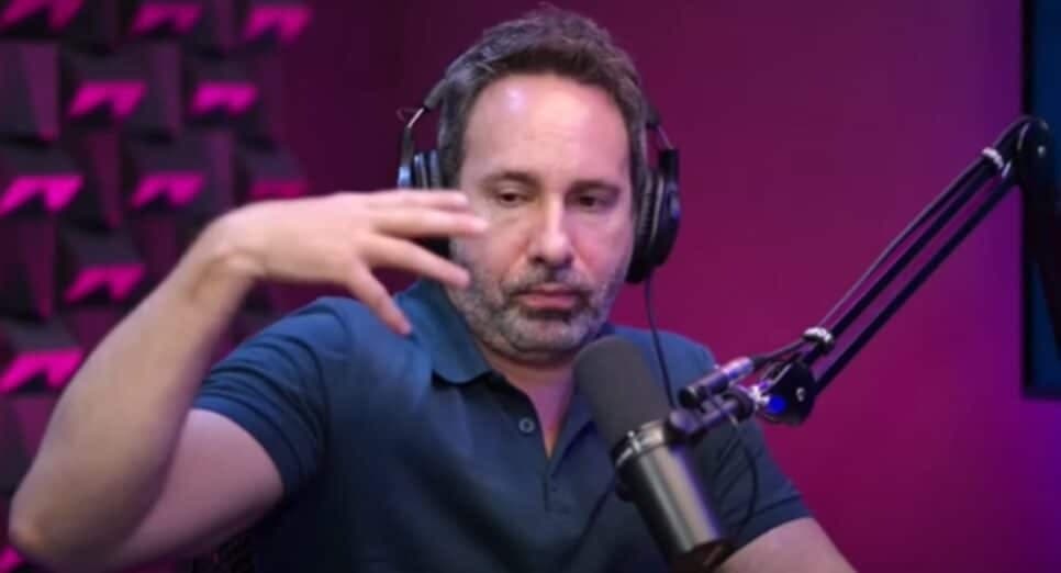 Apresentador Beto Ribeiro escancarou suposta relação gay e vídeo íntimo (Foto: Reprodução/ YouTube/ Papagaio Falante)