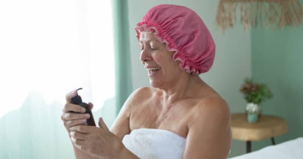 Tome esses cuidados no seu dia a dia e cuide do seu cabelo sendo 60+ (Foto: iStock)