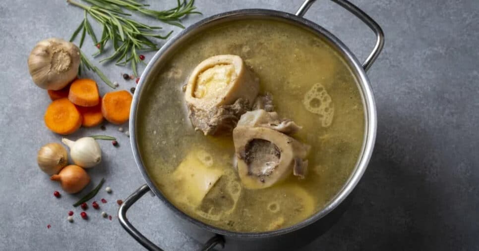 Caldo de ossos pode ajudar no colágeno (Foto: Getty Images)