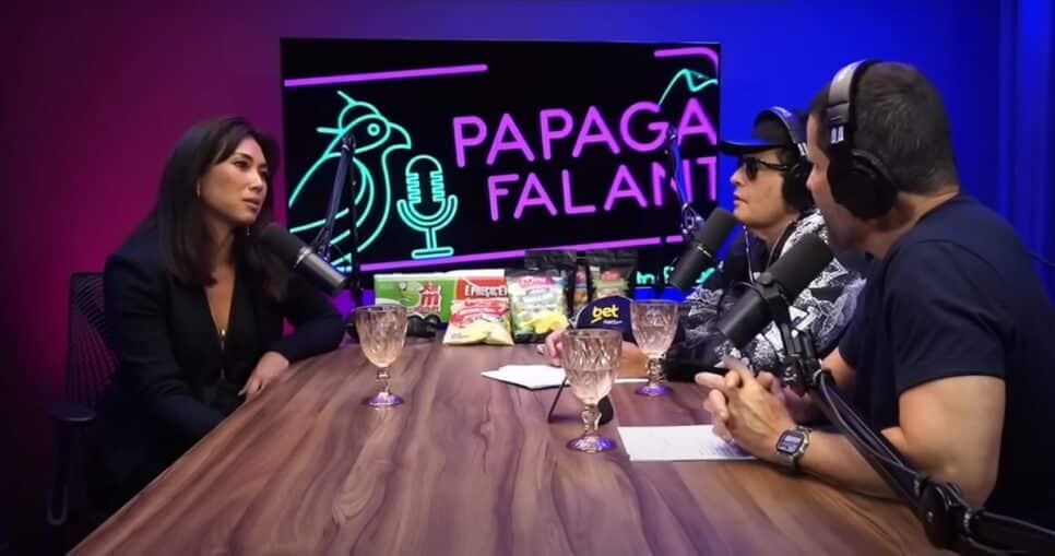 A atriz em entrevista no Papagaio Falante, onde expôs aumento de salário nos primórdios da carreira  (Foto: Reprodução/ YouTube)
