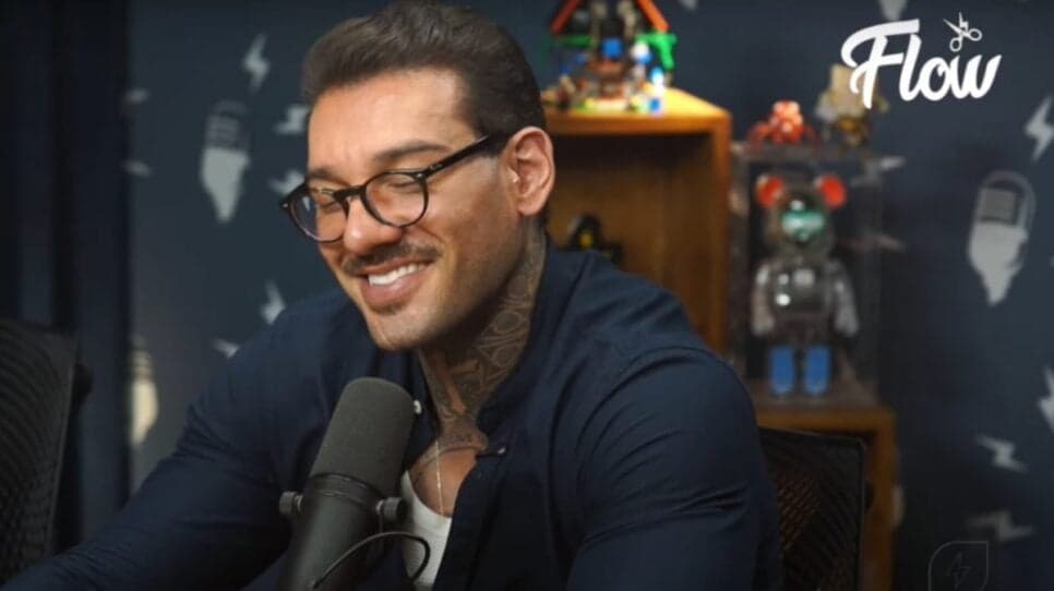 Lucas Lucco brinca ao dizer o que sente por Luan Santana em podcast (Fotos: Reprodução/ Flow/ YouTube)