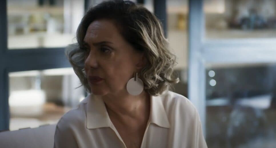 Morte ronda Berta diante do testamento maldito (Foto: Reprodução/ Globo)