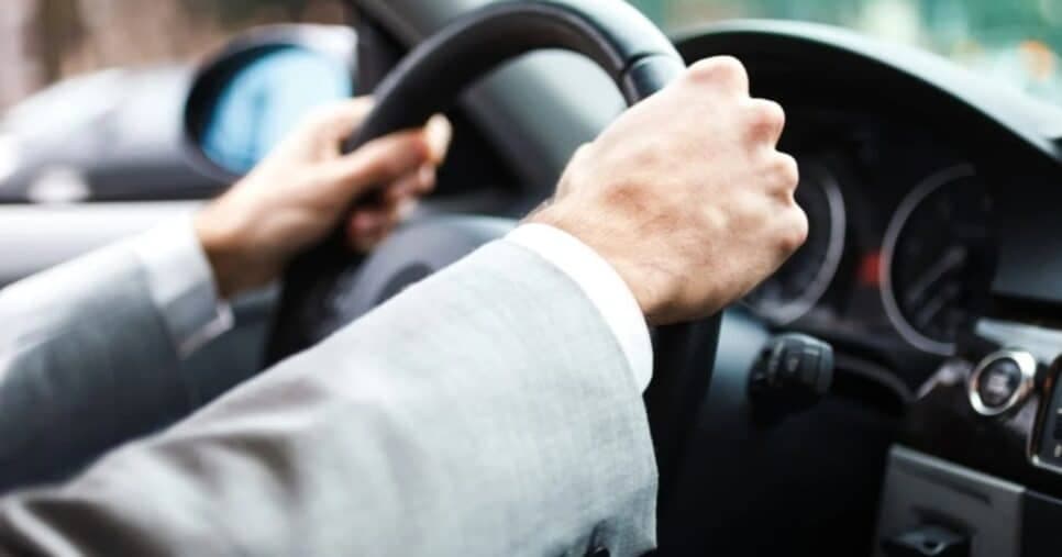 Mãos no volante - (Foto: Internet)