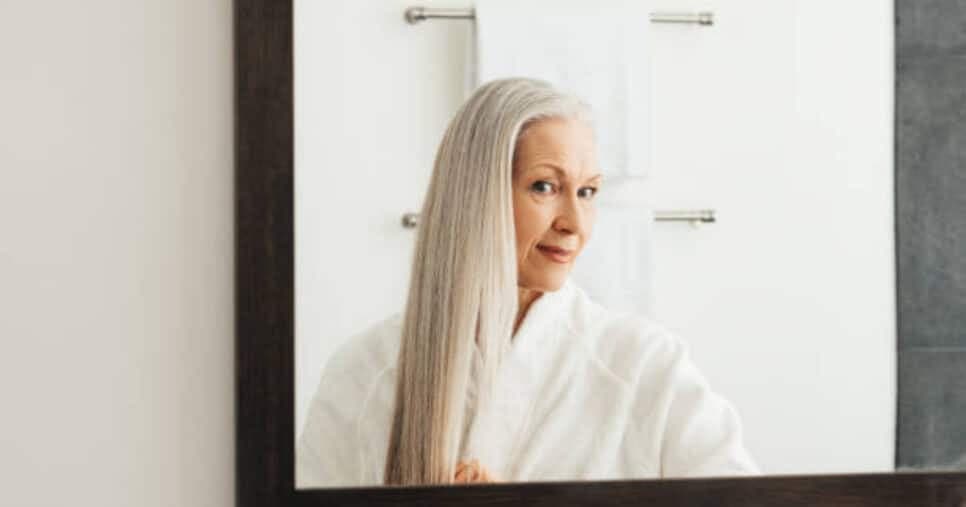 Fim do cabelo branco: Shampoo com 2 ingredientes populares acaba com problema das 60+ em 5 minutos