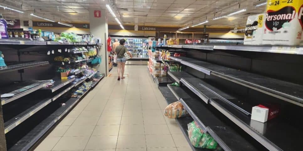Prateleiras vazias da rede do Shopping Aldeota (Reprodução: Bruna Damasceno)
