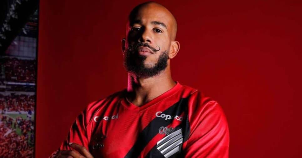 Patrick assina contrato com o Athletico-PR - (Foto: Internet)