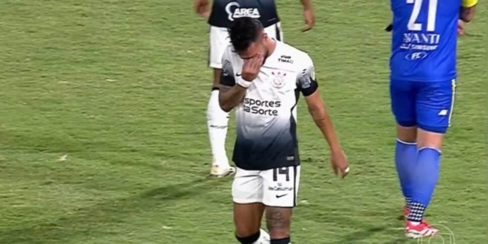 Raniele saiu chorando do gramado (Reprodução: Globo)