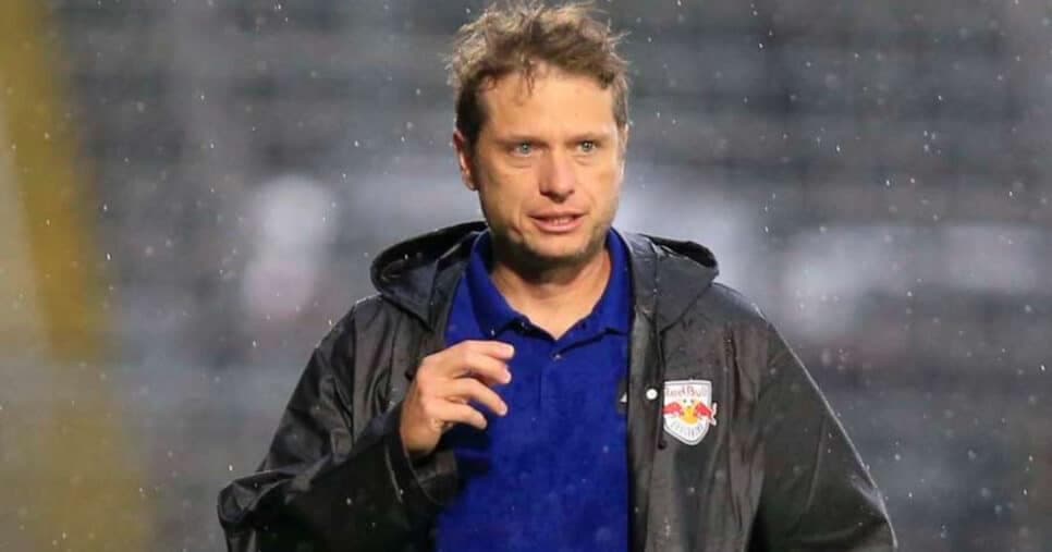Rasteira no Bragantino: Craque de R$ 25 milhões deixa elenco de Seabra às pressas