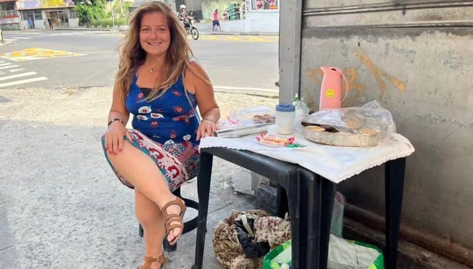 Regininha Poltergeist ganha R$ 200 ao dia vendendo empadinhas (Foto: Reprodução/ Extra)
