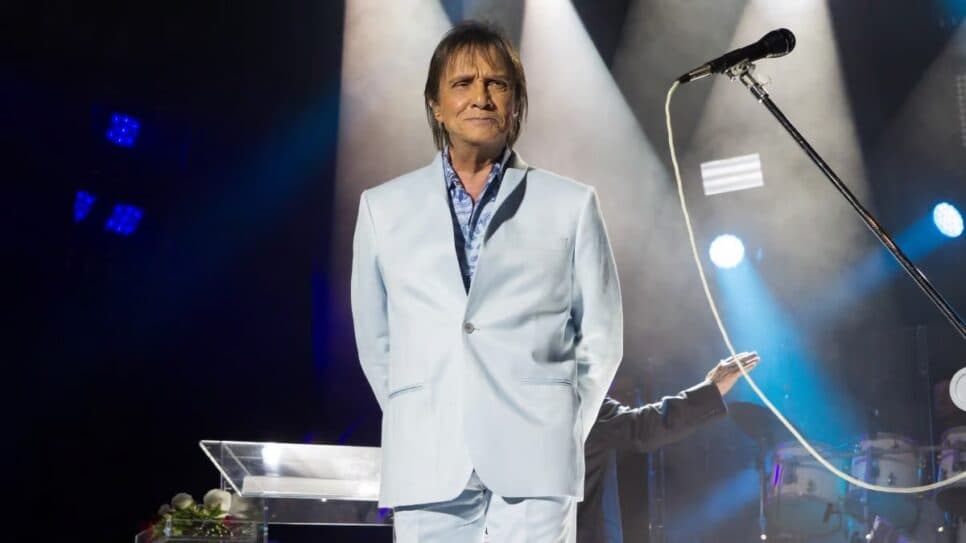 Roberto Carlos no palco (Foto: Reprodução/ Shutterstock/ Andre Luis Moreira/ Montagem)