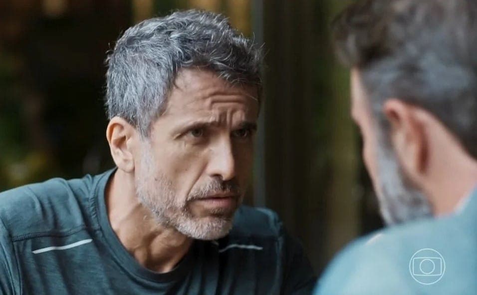 Robson (Eriberto Leão) encara Hugo (Danilo Grangheia) em Mania de Você (Foto: Reprodução / Globo)