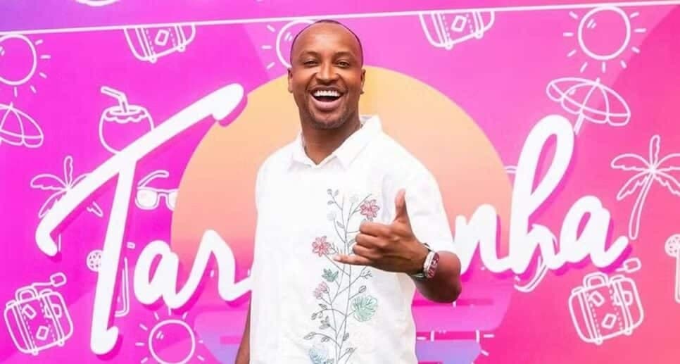 Cantor Thiaguinho é exposto com  galã da Globo (Foto: Reprodução/ William Castro/ Extra)