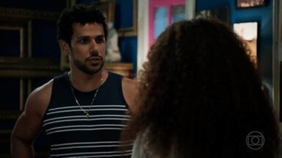 Chico mente para Cacá na cara larga e pode decepcionar sua amada (Foto: Reprodução/ Globo)