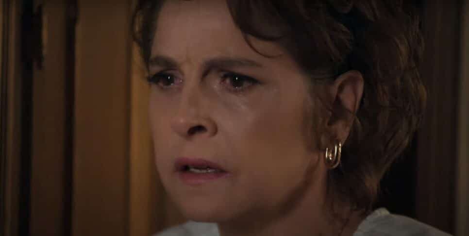 Joyce descobre segredo de Belisa e a ricaça implora por sigilo (Foto: Reprodução/ Globo)