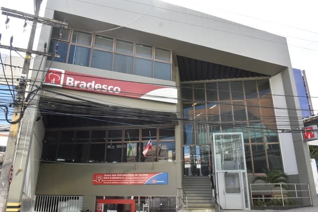 As agências do BANEB foram engolidas pelo Bradesco (Foto Reprodução/Montagem/Tv Foco/PICASA) As agências do BANEB foram engolidas pelo Bradesco (Foto Reprodução/Montagem/Tv Foco/PICASA)