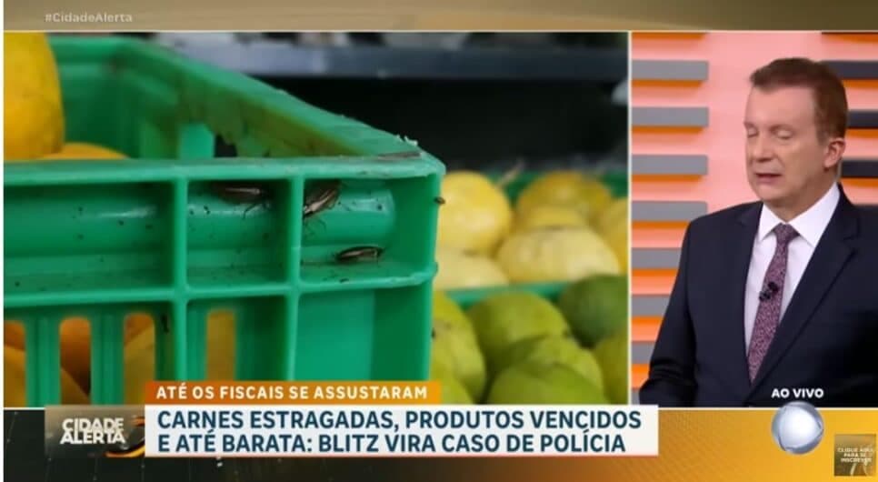 Presença de baratas e insetos em toda parte do Supermercado (Foto: Reprodução/YouTube)