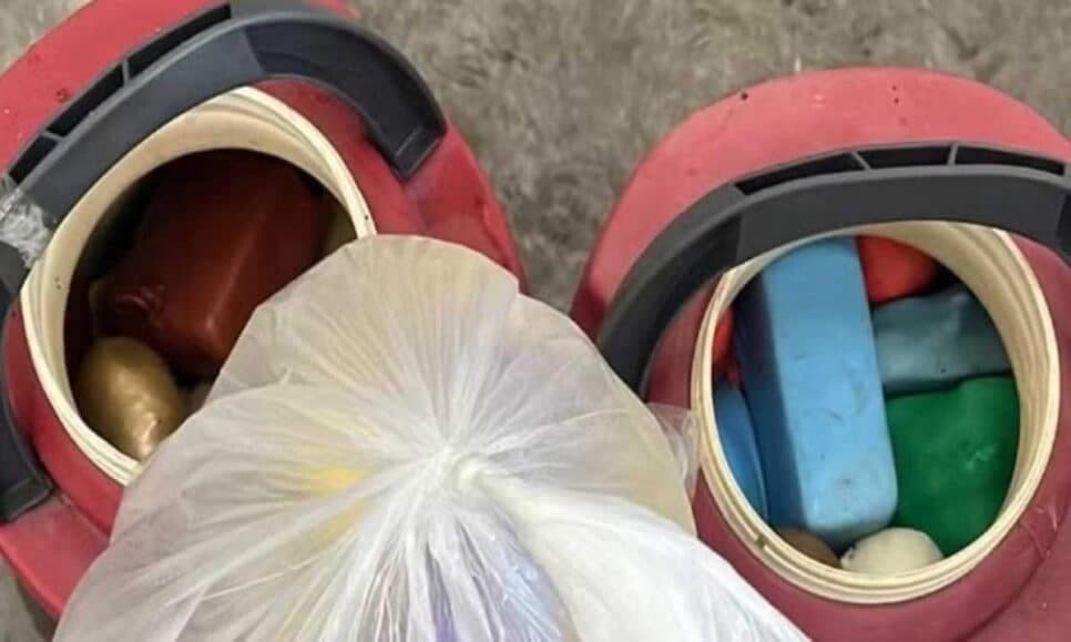 Garrafas de café foram encontradas com celulares e drogas dentro (Foto Reprodução/G1)