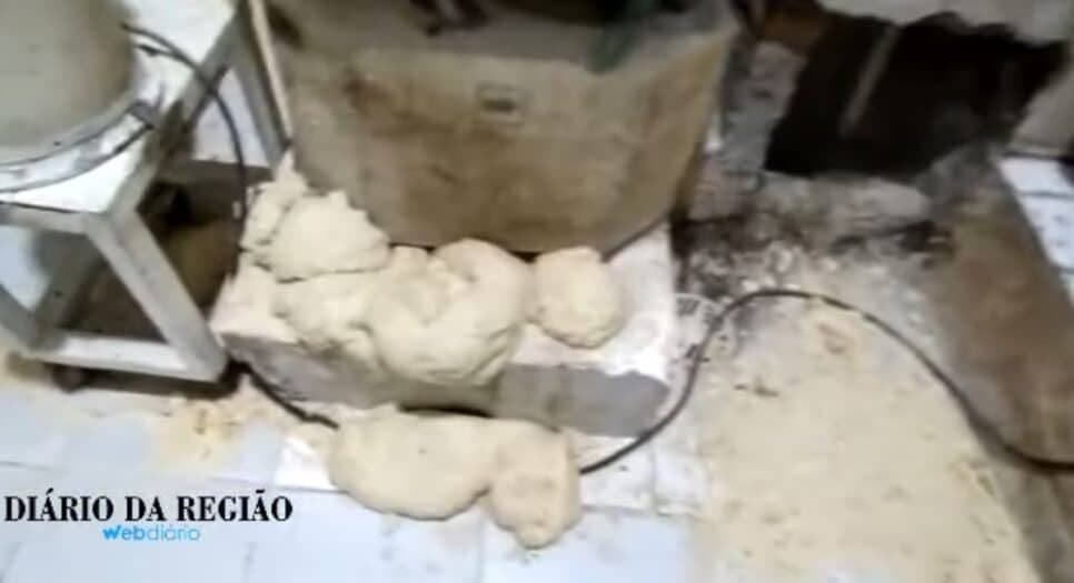 Massas apodrecidas e no chão em meio a infestação de baratas (Foto Reprodução/YouTube) Massas apodrecidas e no chão em meio a infestação de baratas (Foto Reprodução/YouTube)