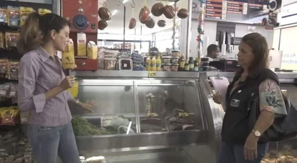 Carnes e verduras armazenadas na mesma geladeira (Foto Reprodução/Youtube)