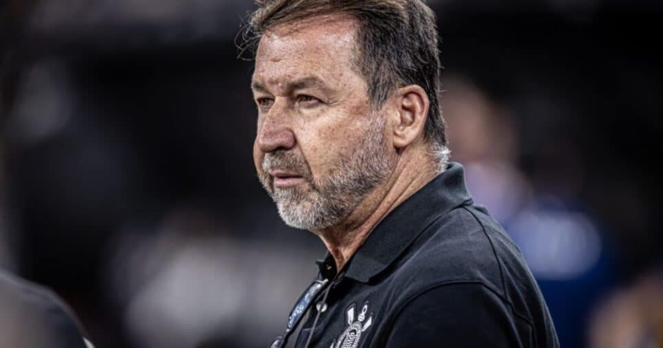 Dupla de Hugo Souza e +4: Augusto Melo sofre com debandada de 6 craques no Corinthians em 2025