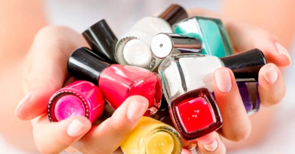Mãos jovens em minutos: 8 cores de esmalte para rejuvenescer mulheres 40+ imediatamente