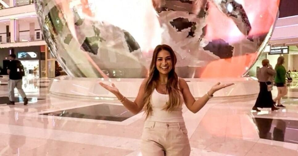 Simone Mendes é homenageada em badalado hotel de Las Vegas com exibição inédita de clipe