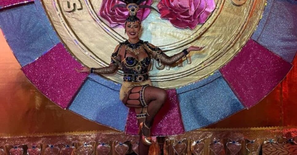 Influenciadora Alisha brilhou em desfile da Rosas de Ouro, campeã do Carnaval 2025