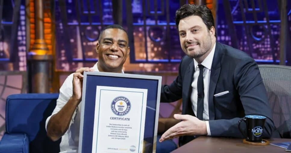 The Noite recebe brasileiro que entrou para o Guinness Book por ser o homem a visitar mais rapidamente todos os 196 países do mundo