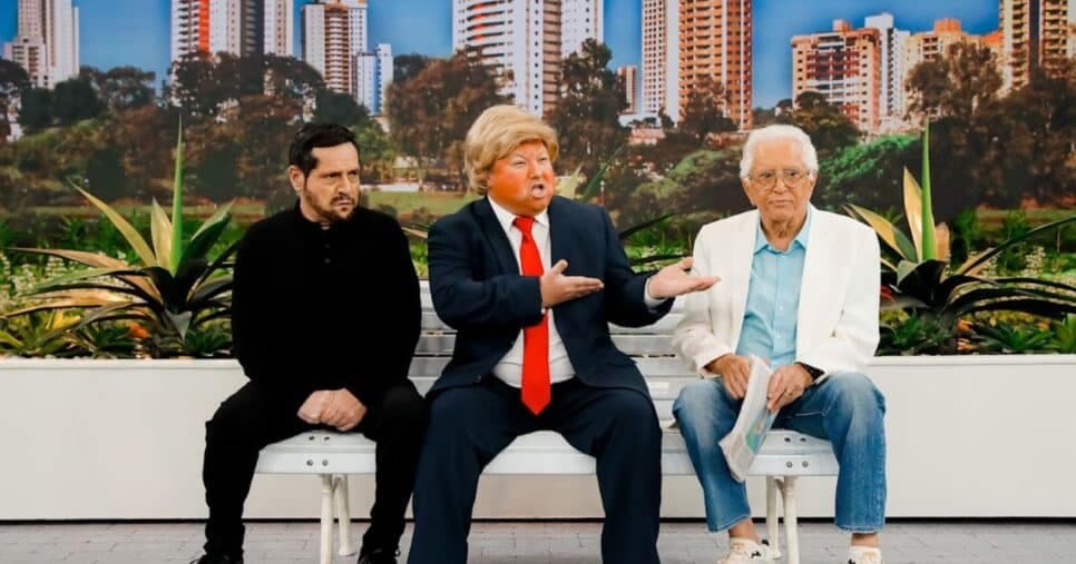 Carlos Alberto de Nóbrega se diverte com ‘Donald Trampo’ e ‘Zé Uísque’ no “A Praça é Nossa”