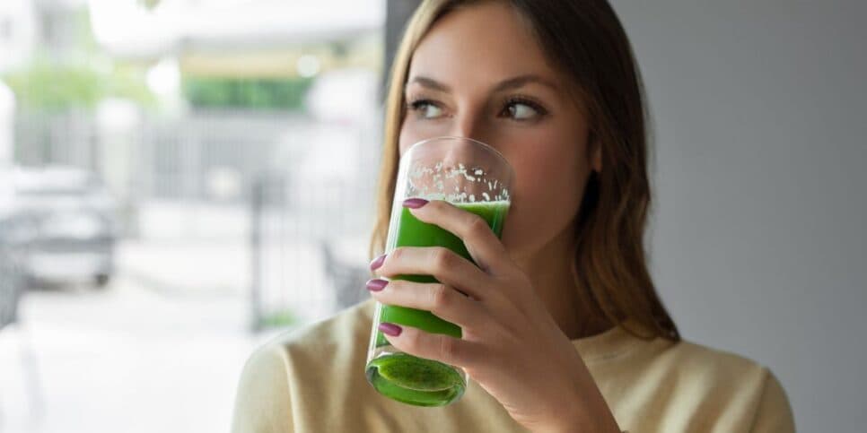 Jovem bebendo suco (Foto: Canva)