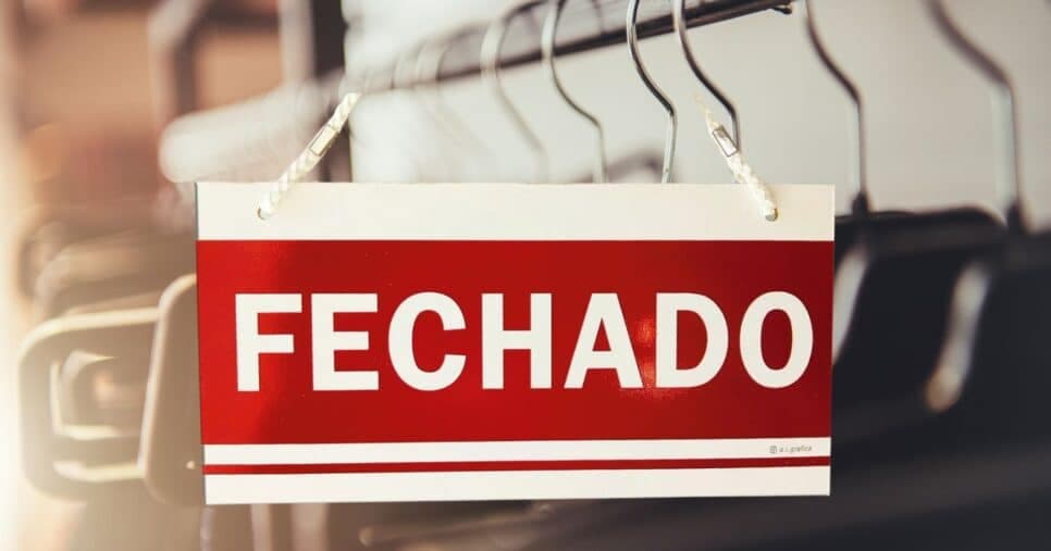"Encerrará suas atividades": O fim de loja de roupas nº1 em Curitiba após anos e choro das mulheres 40+