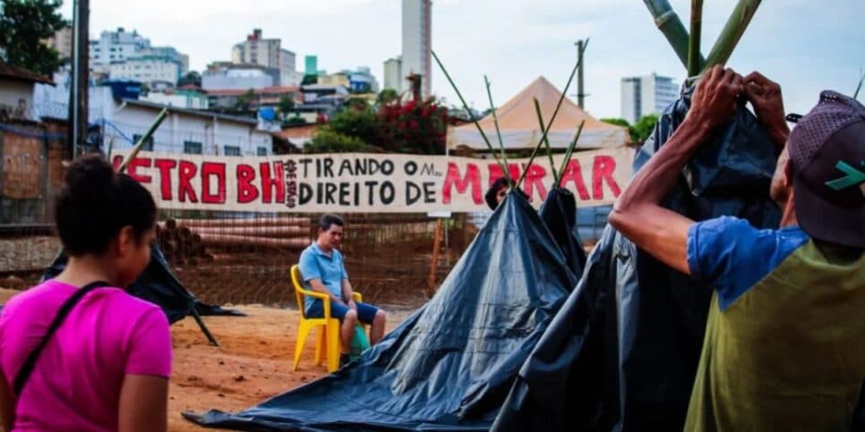 Moradores paralisam obra do metrô (Foto: @experimentafotografia)