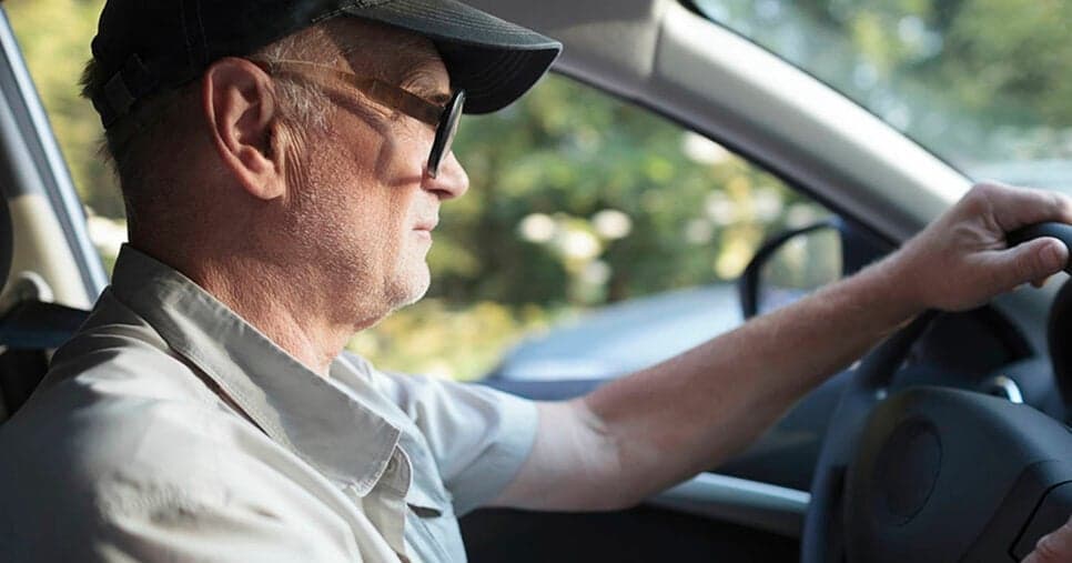 É proibido? O que a lei diz sobre idosos dirigirem após os 70 anos