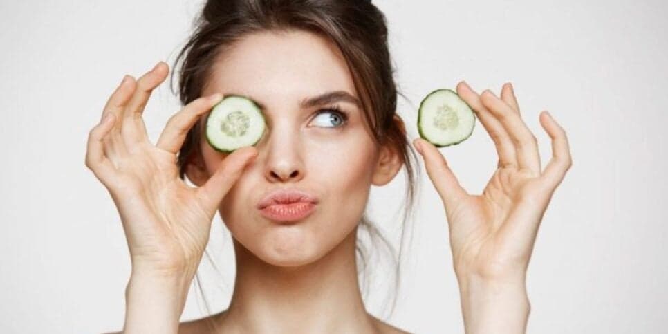 Mulher com pepino nos olhos (Foto: Canva)