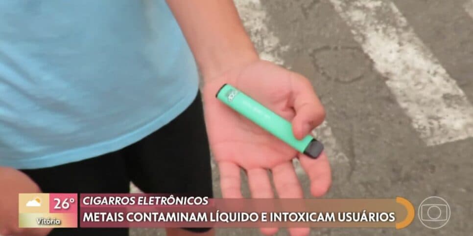 Pessoa com cigarro eletrônica (Foto: Reprodução / Globo)