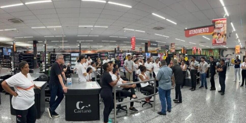Funcionários da rede Supermercado São Caetano (Foto Reprodução/Internet)