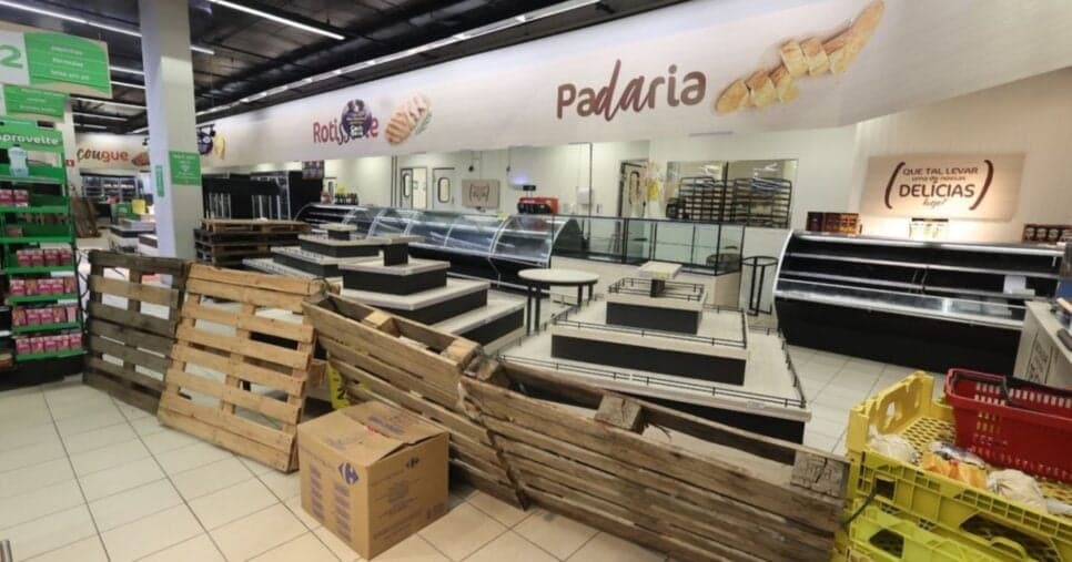 Supermercado sendo esvaziado